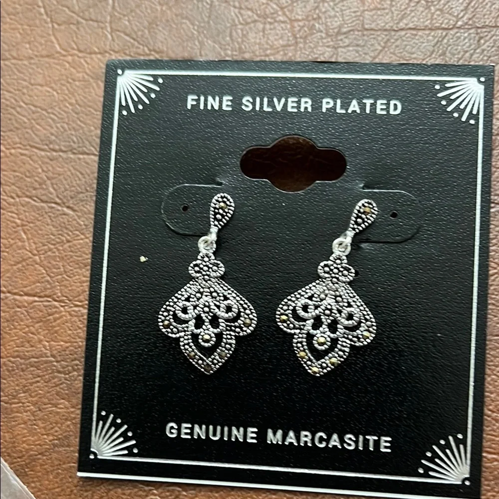 Fine Silver Plated Marcasite Dangling Earrings
Pierced ears only . - Picture 1 of 4